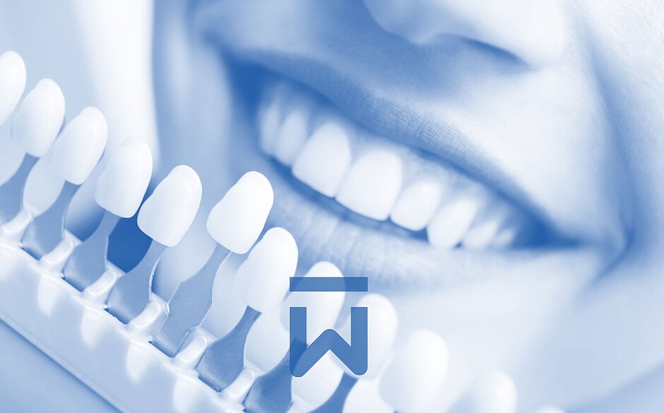 Anhand verschiedener Farbmuster wird in der Zahnarztpraxis Olowow der passende Zahnersatz für eine Patientin herausgesucht