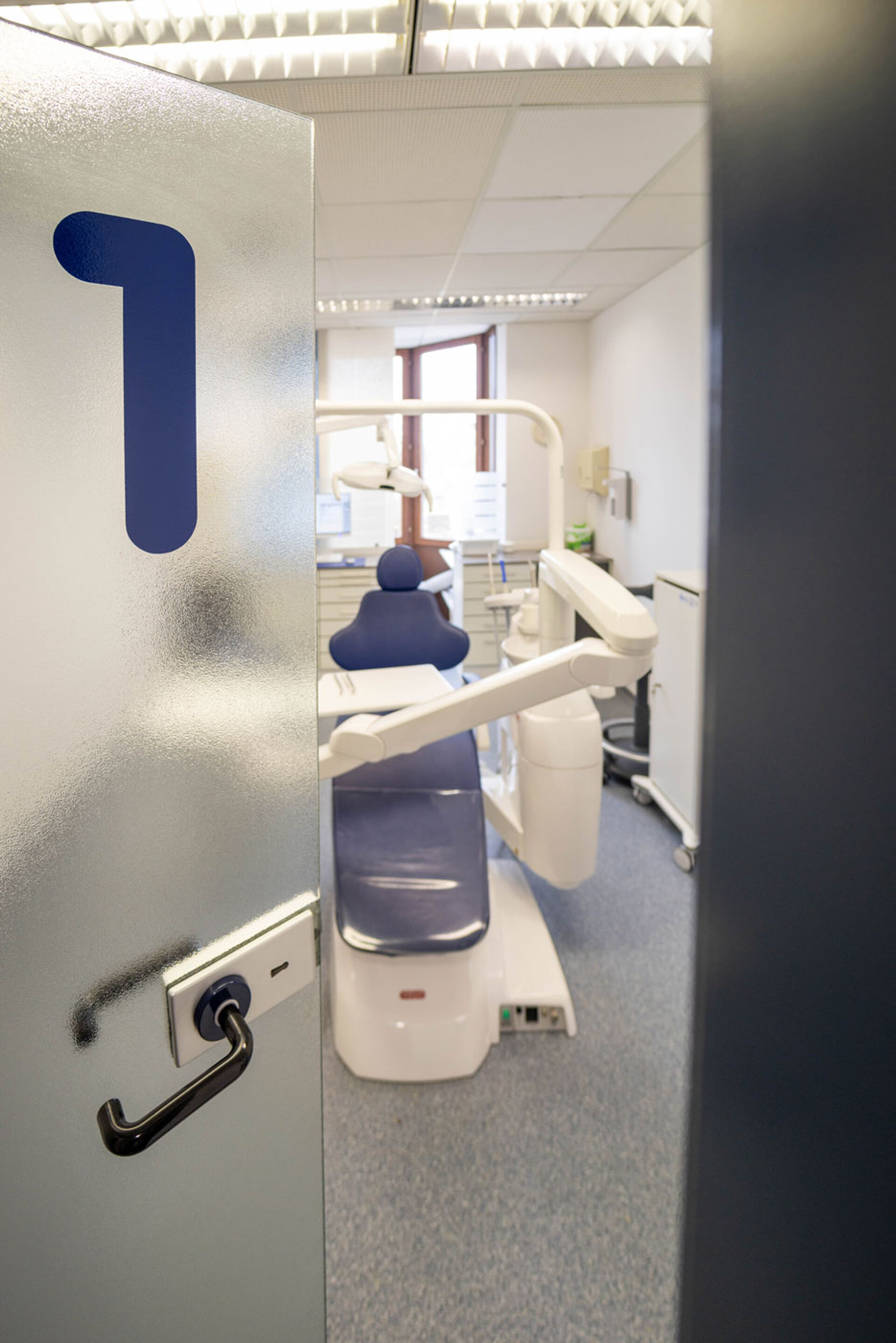 Ein Blick in den Behandlungsraum der Zahnarztpraxis Olowow in Neusäß