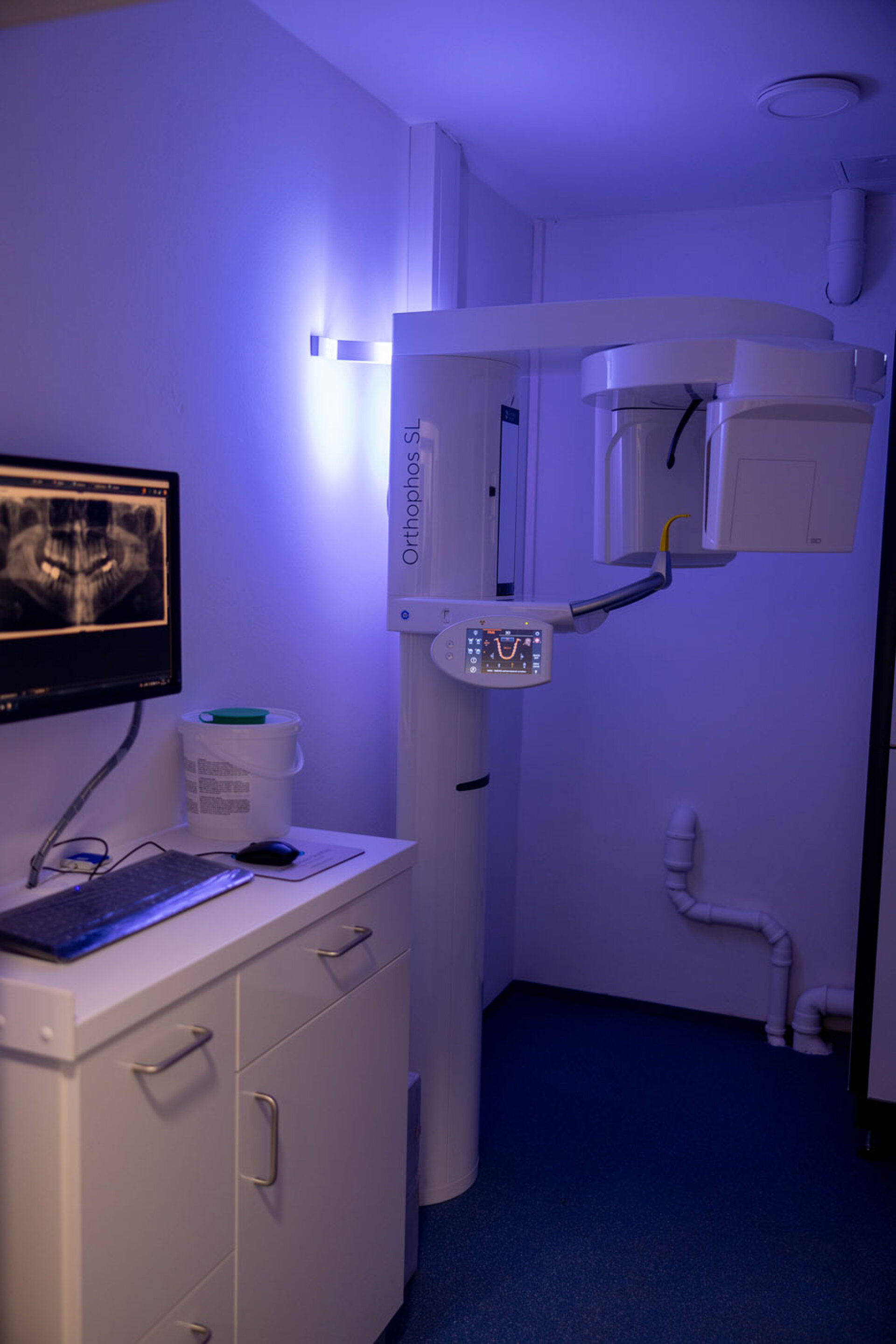 Mit dem Röntgengerät Othropos SL röntgt Zahnärztin Olowookere Ihre Patient*innen