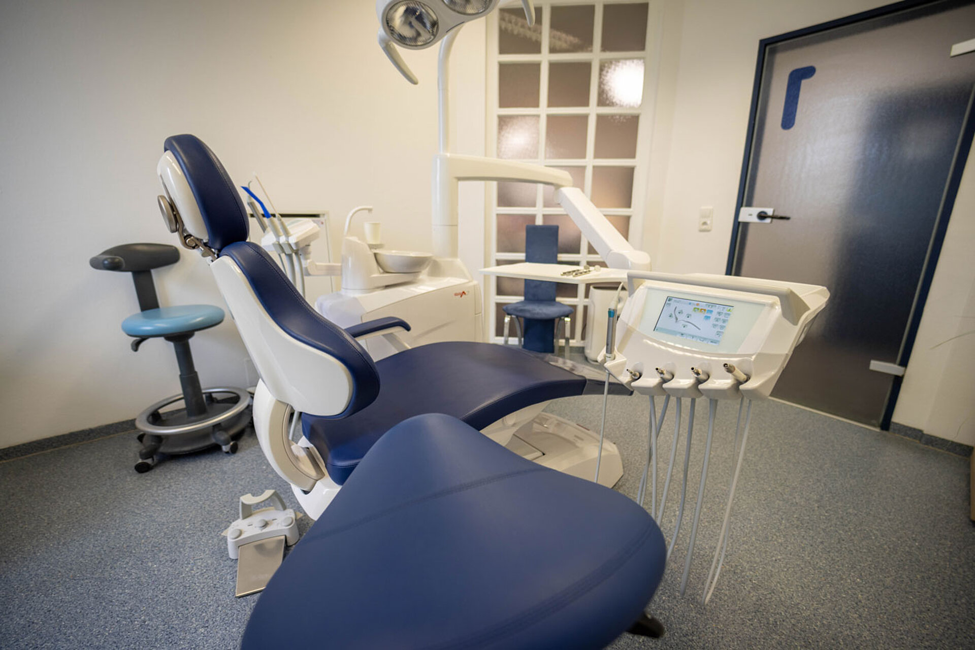 Ein Behandlungsraum der Zahnarztpraxis Olowow in Neusäß