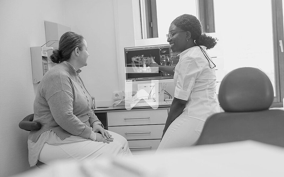 Zahnärztin Olowookere in einem Behandlungsgespräch mit einer Patientin