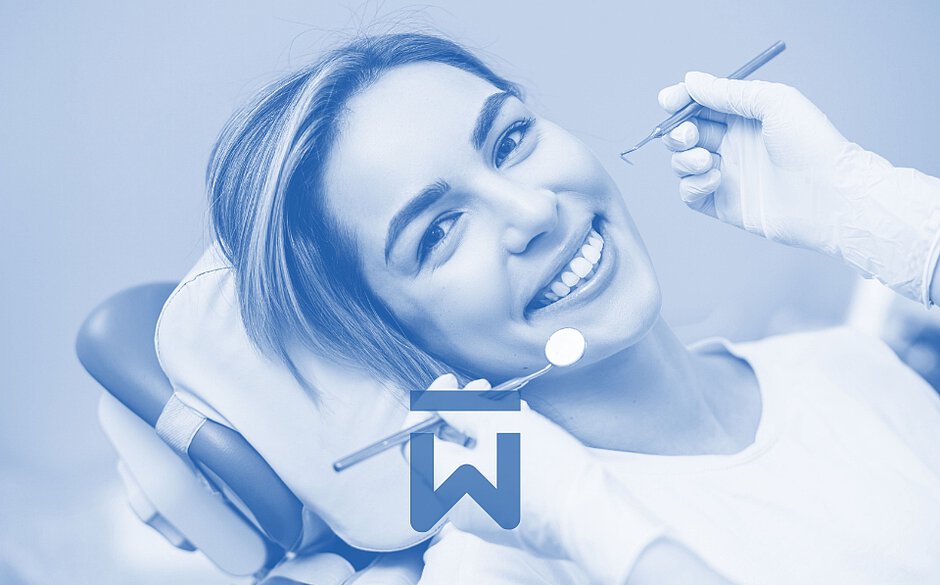 Eine junge Frau auf dem Behandlungsstuhl lächelt in die Kamera, bereit für ihre Behandlung in der Zahnarztpraxis Olowow in Neusäß